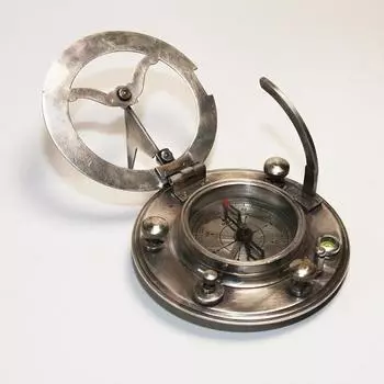 Солнечные часы-компас капитана морского судна