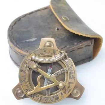 Солнечные часы-компас ручной работы из латуни с кожаным футляром – настоящий инструмент морской навигации (6 см) как