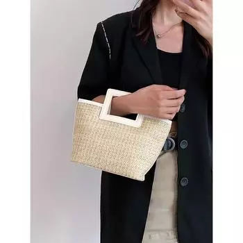 Соломенная сумка с контрастной переплетом