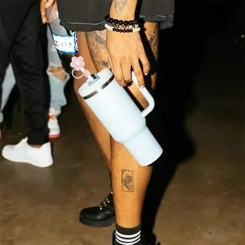 Соломенный чехол для чашки, симпатичный соломенный чехол, совместимый с 30 и 40 унциями стакана с ручкой, силиконовый цветок, соломенный чехол серый