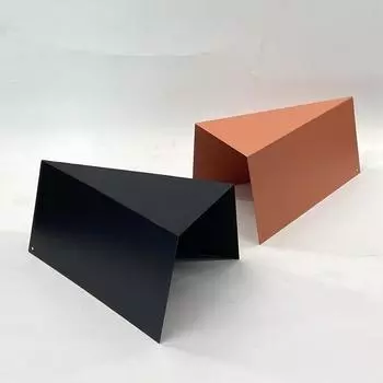 Современный минималистский европейский стиль Минималистский геометрический металлический треугольный орнамент Модель дома Офис продаж Гостиная Мягкая мебель