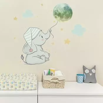 Светящаяся наклейка на стену со слоненком в спальне