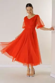 Спереди и сзади, с V-образным вырезом, с короткими рукавами-фонариками, на подкладке, с рисунком бутона, серебристое платье из ткани георгина