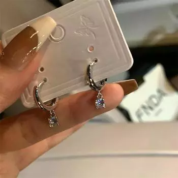 Спите, не снимая маленькие серьги с цирконом