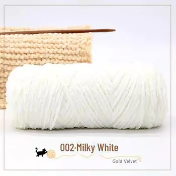 Сплетенный вручную крючок из толстой разноцветной нити «Шенилл золотистого бархата» с блестящей отделкой.