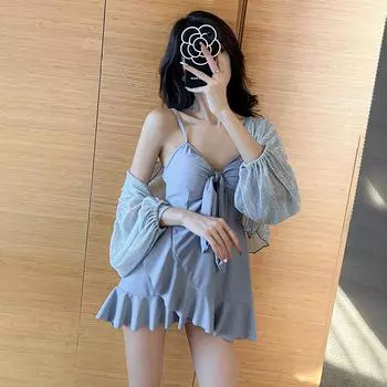 Сплошной купальник, состоящий из двух частей, который закрывает живот и выглядит стройнее, с плоским углом и небольшой грудью.