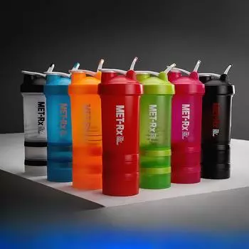 Спортивная пластиковая чашка для смешивания для фитнеса Спортивная чашка с порошковым картриджем Медицинский картридж Протеиновый порошок Пластиковый трехслойный шейкер 501-600ml красный