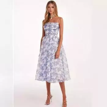 Весенне-летняя женская мода с открытыми плечами из шифона. Атмосфера феи в темпераменте вечернего платья. S синий