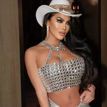 Ся Ней из Spice Girl носит новый облегающий топ с воротником-халтер и драгоценными камнями one size fits all серебряный