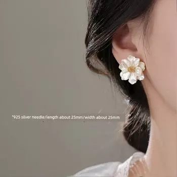 [Сяннань] Серьги-пусеты из серебра 999 пробы с камелиями для женщин, нишевый стиль, модные, новинка 2025 года, горячо продаваемые серьги, изящные серьги [925 silver needle] Camellia earrings (two prices)