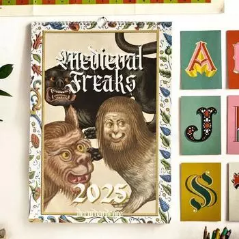 Средневековый настенный календарь Freaks 2025 Средневековый календарь со странными животными 12 месяцев Средневековый календарь с животными для домашнего офиса Декор белый