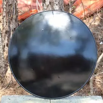 Средневековый пехотинец с куполообразным щитом из мягкой стали 18 калибра, функциональный, готовый к использованию.