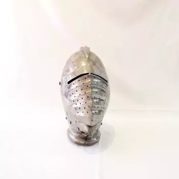 Средневековый рыцарский шлем, шлем-бацинет, металлический шлем, шлем крестоносца, средневековые доспехи,