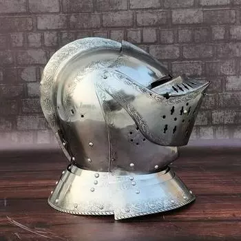 Средневековый стальной закрытый шлем, с деревянной подставкой, рыцарский вооруженный шлем