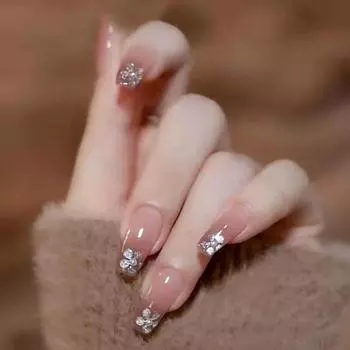 Средний и длинный балетный ноготь с плоской головкой, постепенное изменение цвета, размазывание, жемчужный вишневый цвет, накладной ноготь, лед через телесный ноготь, накладной ноготь