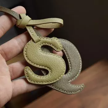 Сшитые вручную буквы, натуральная кожа, ключ от машины, подвеска для сумки, зеркало заднего вида, простой и продвинутый индивидуальный брелок.