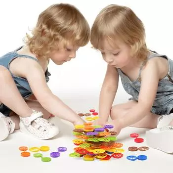 Сбалансированные строительные блоки сложенного дерева, интерактивная просветительская головоломка для родителей и детей. Высоко сложенные, сбалансированные игрушки-головоломки дерева.