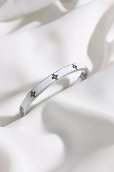 Стальной браслет-наручники с фигуркой клевера из цветного камня, покрытой белой эмалью