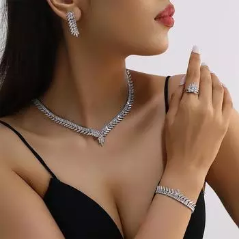 Станьте звездой вечеринки с этим изысканным комплектом украшений с цирконом.