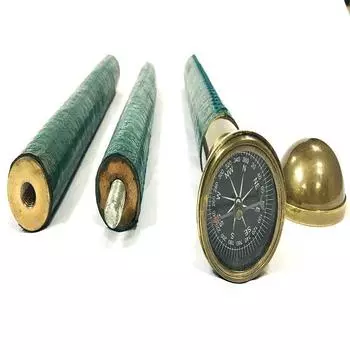 Старинная деревянная трость с рукояткой и сферической ручкой-компасом на зеленой деревянной палке