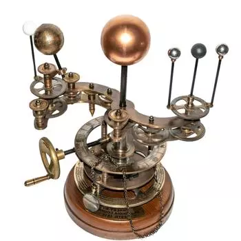 Старинная старинная латунная модель планетария Солнечная система Солнце Земля Луна Болото с деревянной основой