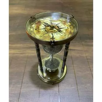 Старинные латунные песочные часы с таймером и морским компасом на обоих концах