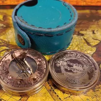 Старинные латунные солнечные часы-компас с завинчивающейся крышкой - античная отделка, дополнительная цепочка и кожаный чехол