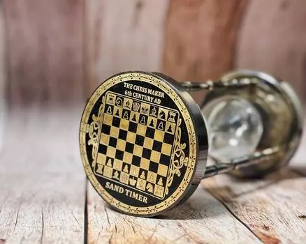 Старинные шахматные песочные часы / песочные часы из цельной латуни / таймер с шахматами / подарок парню / подарок на годовщину / подарок для него