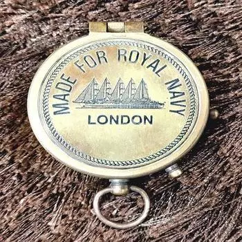 Старинный антикварный компас из латуни с деревянной коробкой внутри, сделанный для 100-летнего календаря.