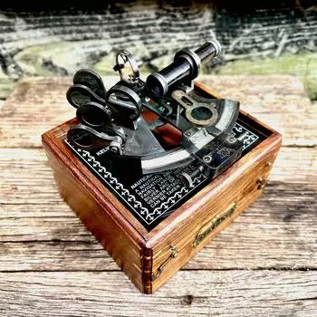 Старинный антикварный латунный секстант и деревянный футляр, точный навигационный инструмент для мореплавателей и коллекционеров, морской антиквариат, стеклянная крышка, футляр из твердой древесины