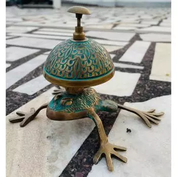 Старинный латунный настольный колокольчик в форме лягушки — изысканный настольный колокольчик для офисного приема и не только.