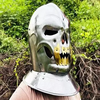 Старый шлем с изображением лица демона, средневековый шлем, готовый к битве, историческое сокровище, средневековье