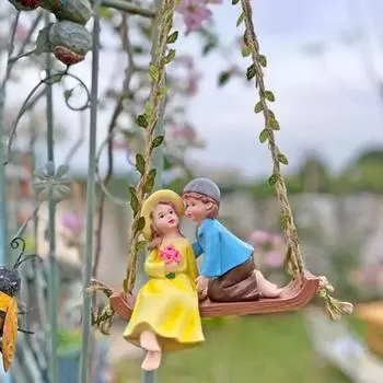 Статуэтка на качелях для пар, статуэтка из смолы «Целующаяся пара», подвесное украшение для внутреннего сада, годовщина свадьбы, подарок на День святого Валентина для пар жен разноцветный