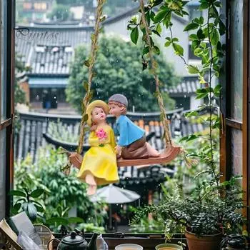 Статуэтка на качелях для пар, статуэтка из смолы «Целующаяся пара», подвесное украшение для внутреннего сада, годовщина свадьбы, подарок на День святого Валентина для пар жен разноцветный