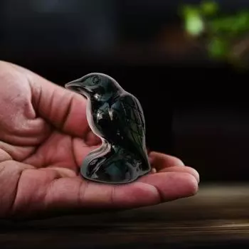 Статуэтка ворона из натурального камня, красочная статуэтка ворона из искусственного кристалла, позитивная целебная энергия, мини-украшение в виде птицы, вырезанное вручную, украшение для домашнего офиса, рабочего стола