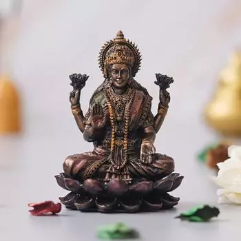 Статуя богини Лакшми, благословляющей ее, сидящей на цветке лотоса, изготовленная вручную. Идеально подходит для дома, комнаты для пуджи. Идеальный подарок для преданных.