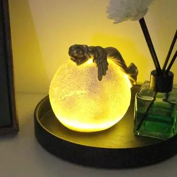 Статуя лунного ангела со светодиодной подсветкой, лежащая девочка-ангел, лунная лампа, статуэтка из смолы, скульптура для домашнего офиса, рабочего стола, сада, украшения, орнамент With Light