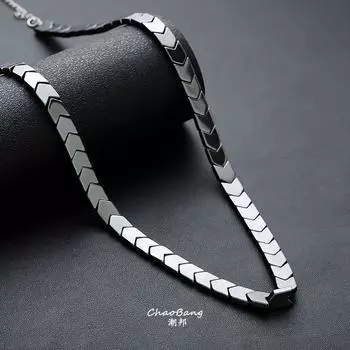 Steel Triangle Simple Necklace Men s Niche Personality All-matching Accessories No Fading Light Luxury High-Grade European and American Women Jewelry Black gallstone titanium steel necklace