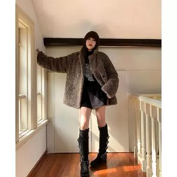 Стеганая куртка из овчины с меховой отделкой для женщин, согревающая и создающая зимнюю атмосферу S