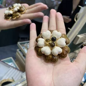 Стиль Майяра ретро атмосфера трехцветная капающая камелия брошь классическая маленькая ароматная роза ветров булавка корсаж женщина