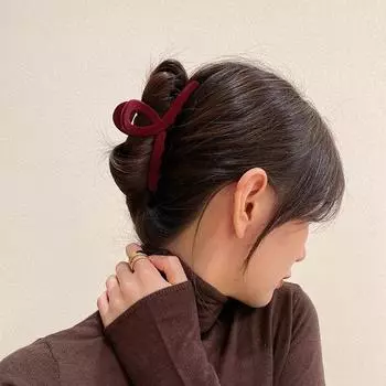 Стильная бархатная заколка для волос в стиле ретро.