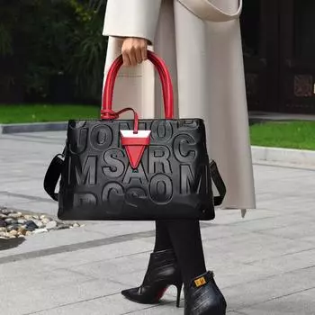 Стильная и атмосферная женская сумка из высококачественного материала из коровьей кожи с технологией тиснения букв.