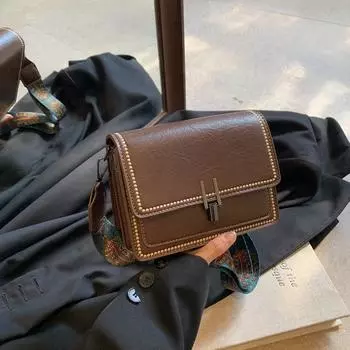 Стильная и простая маленькая квадратная сумка с широким плечевым ремнем, ретро-тренд, откидной замок, универсальная трендовая диагональная сумка на одно плечо для женщин коричневый