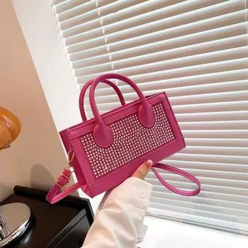 Стильная и простая сумка 2024 года, летняя новая повседневная сумка через плечо в иностранном стиле, в этом году популярная маленькая квадратная сумка для женщин чёрный