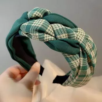 Стильная классическая повязка на голову с высоким черепом, плетеная в контрастных цветах, с завязанным широким оголовьем кофейный