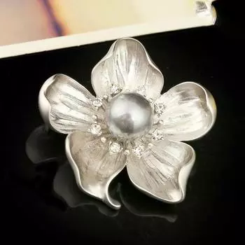 Стильная винтажная брошь с жемчужной инкрустацией и цветком серебряный