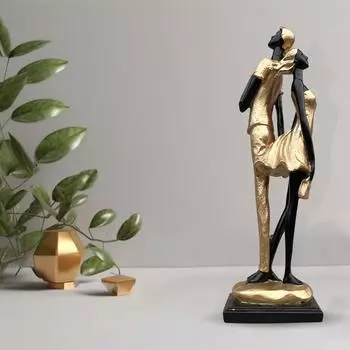 Стильная золотисто-черная статуэтка романтической пары из смолы для домашнего декора (Упаковка из 1 шт., черный и золотистый)