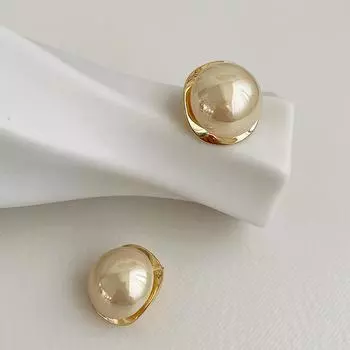 Стильно и круто: Металлические серьги с геометрическим узором холодных тонов для повседневного ношения белый