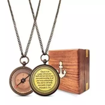 Стильное путешествие по жизни: Компас-медальон из латуни с деревянным футляром -