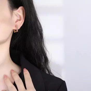 Стильные и изысканные квадратные серьги-пряжки, простые темпераментные серьги для повседневного ношения, новые золотые серьги-гвоздики высокого класса. красный